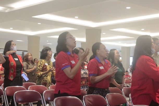 suasanapenuh semangat menyanyikan PAKAI_1